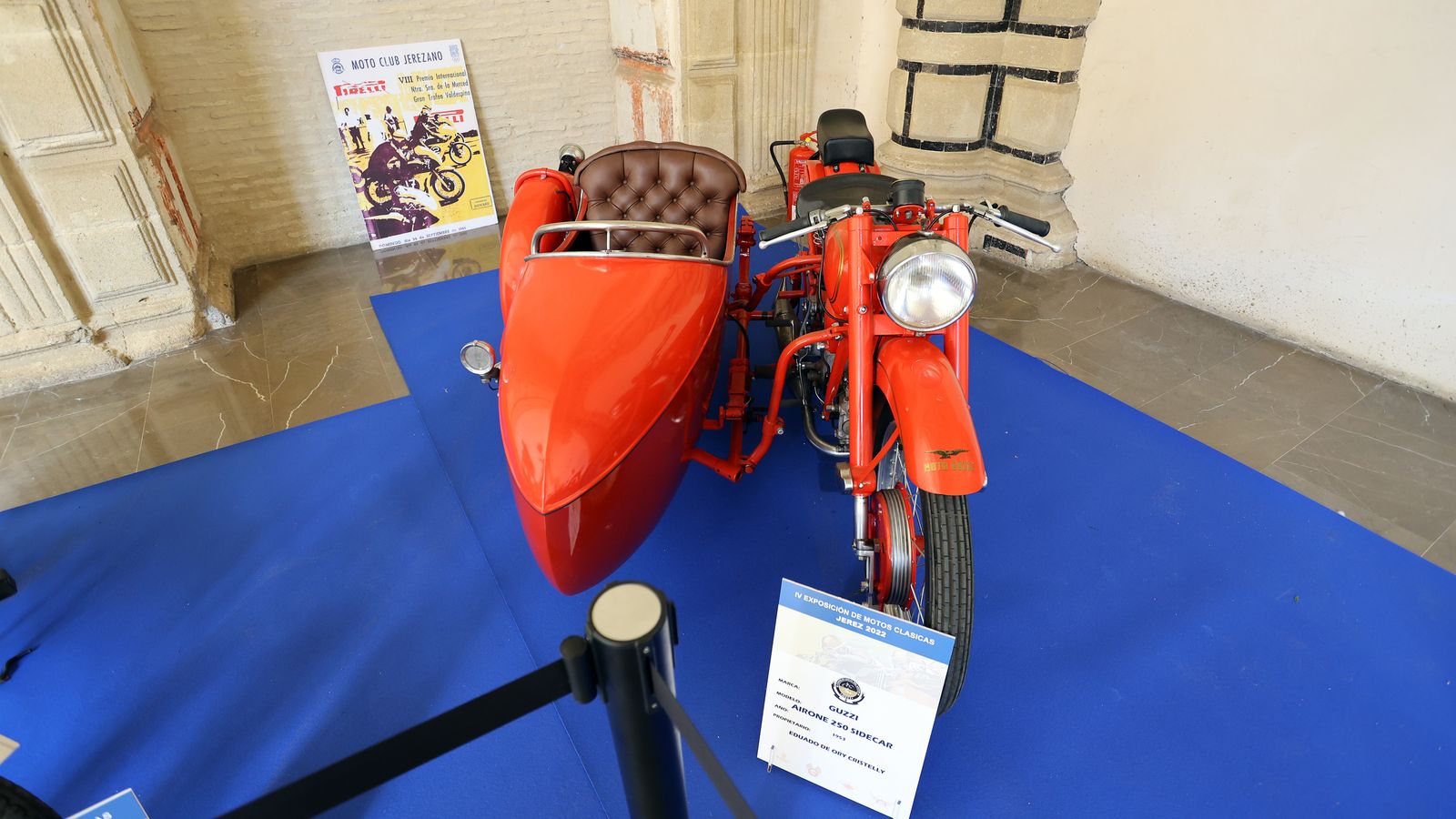 Exposición de motos clásicas en los Claustros