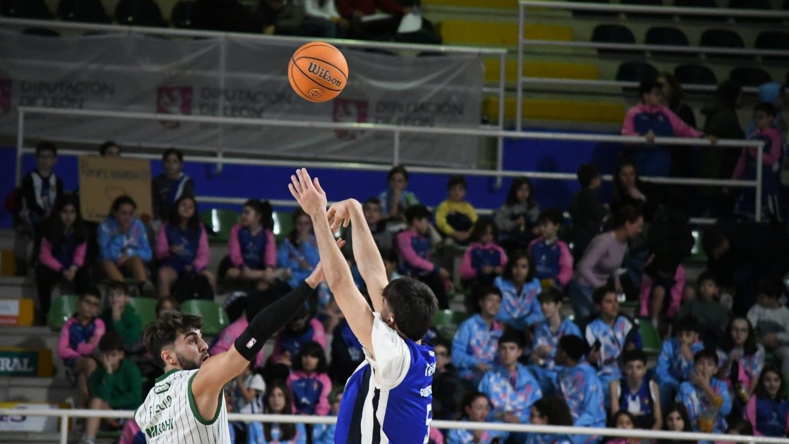 Fernando Bello (Coto Córdoba) intenta defender un ataque del Clínica Ponferrada.
