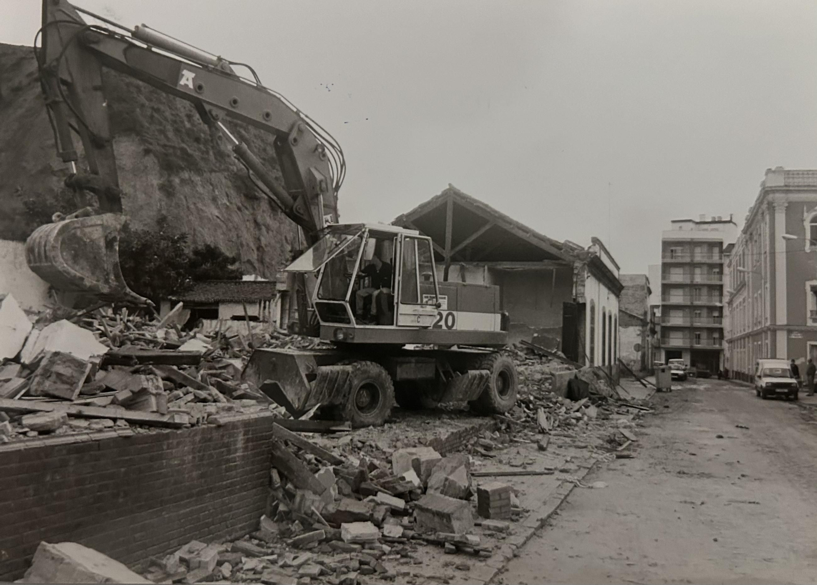 Trabajos en la calle Médico Luis Buendía por desprendimiento del cabezo en 1996.