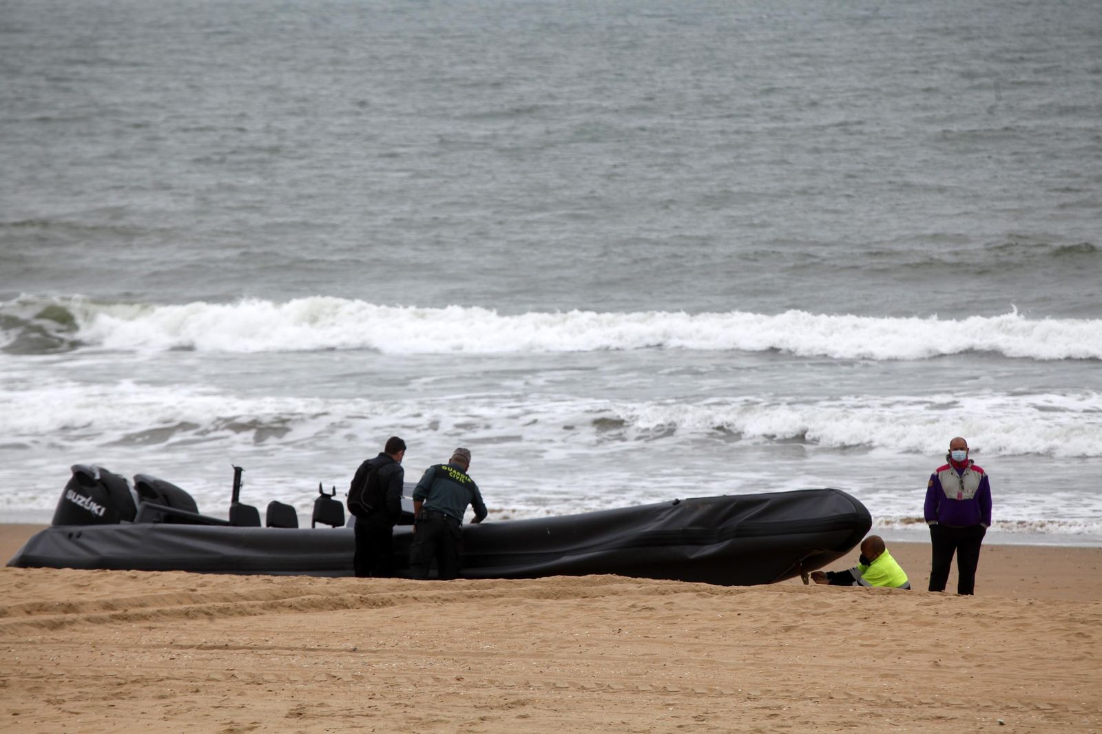 Agentes de la Guardia Civil junto a una de las narcolanchas.