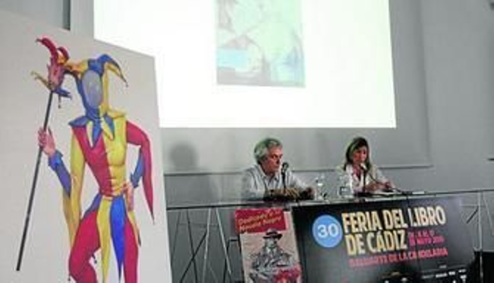 Chema Cobo y la periodista y comisaria de su exposición Amalia Bulnes.