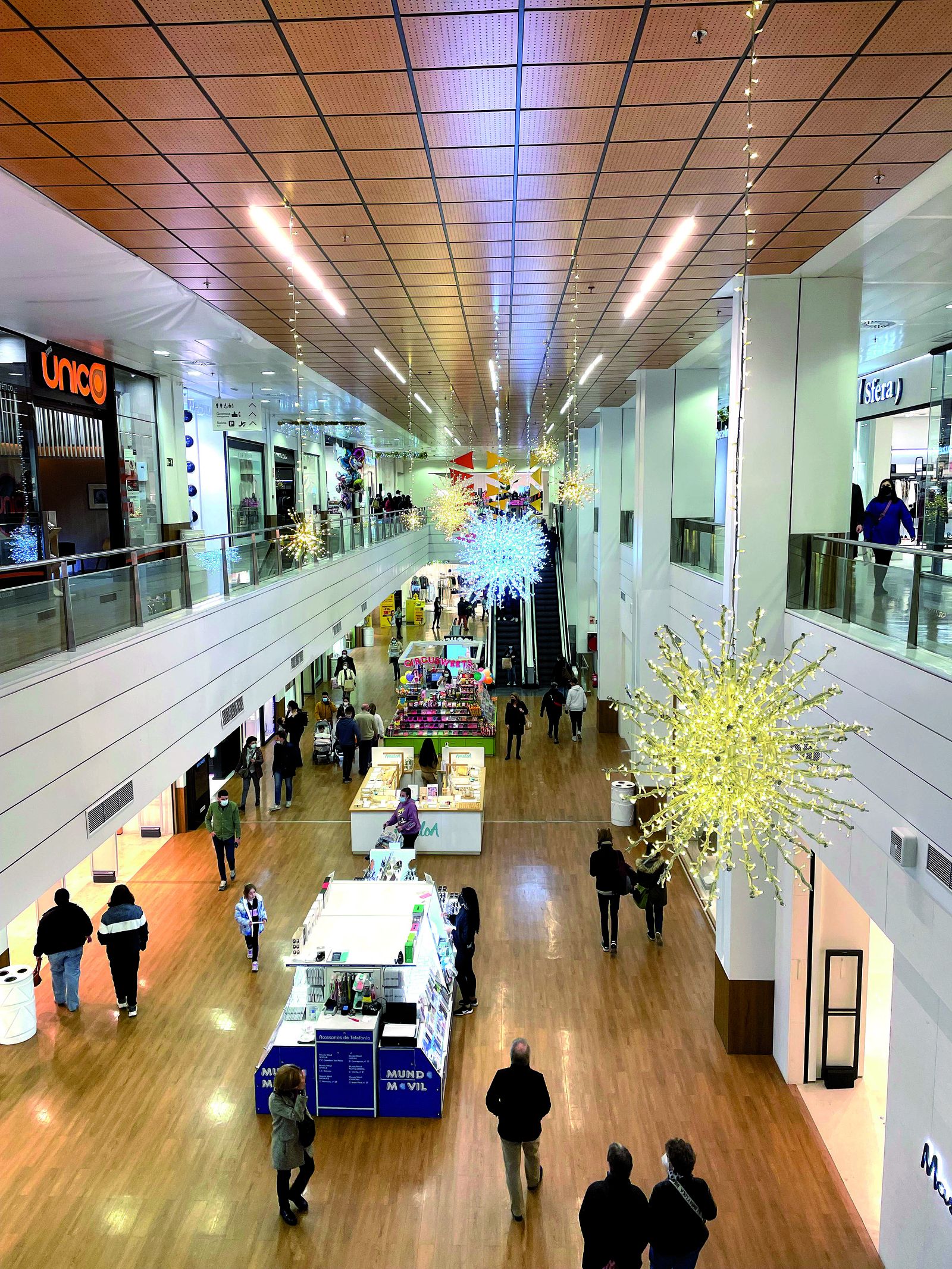 Gente paseando por el interior del Centro Comercial Nervión Plaza