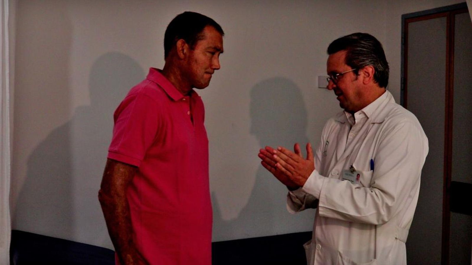 Antonio Ramírez, el primer paciente, y el doctor Pérez Simón.