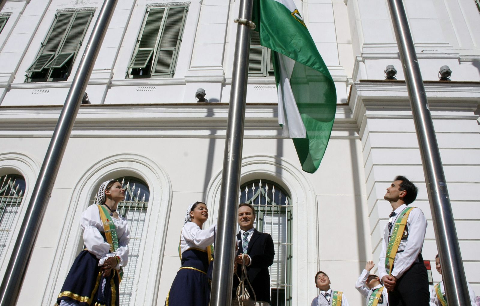David de la Encina, junto a los coquineros, durante la izada de bandera.