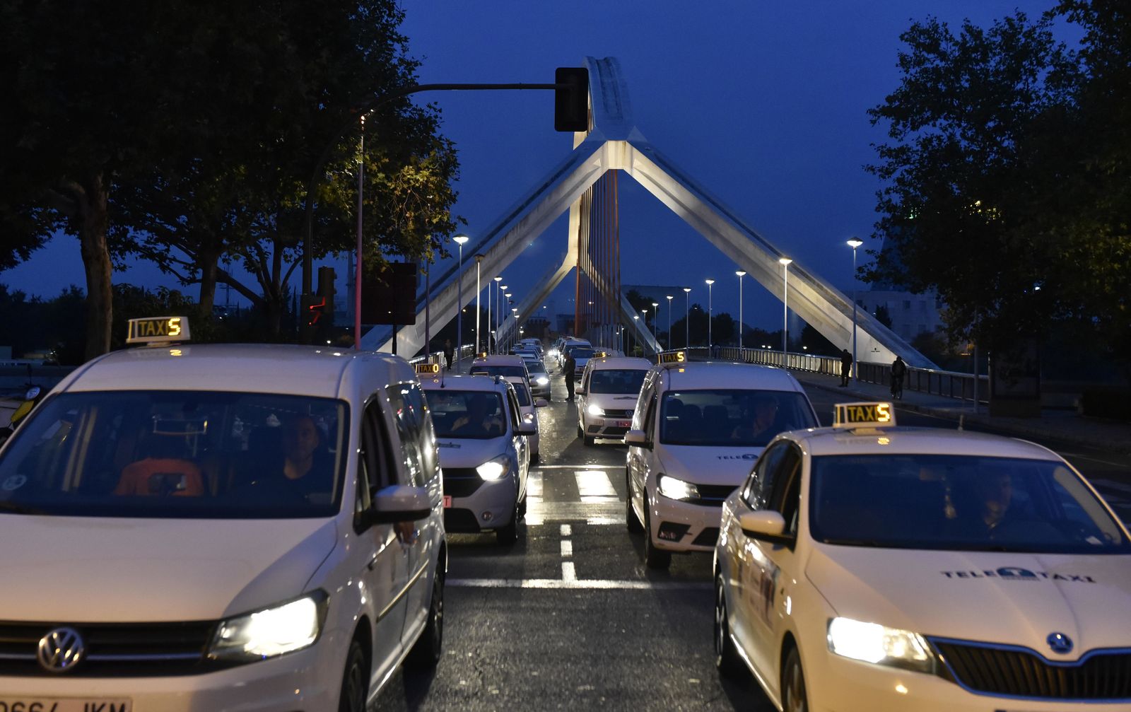 Imágenes de la manifestación de los taxistas por las avenidas de Sevilla