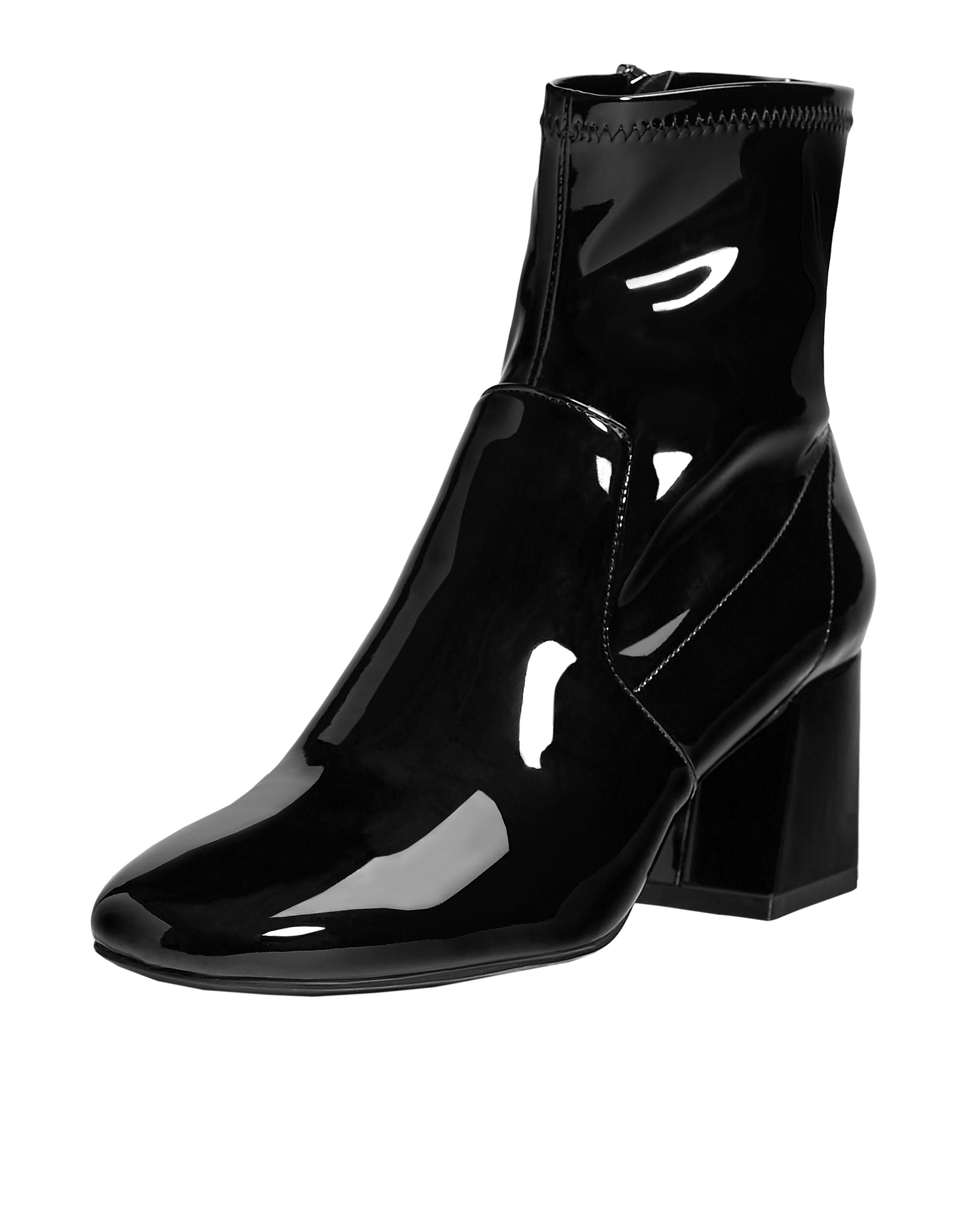 Botines al tobillo: de charol negro e inspiración noventera. De Bershka. Los mejores zapatos de tendencia esta temporada