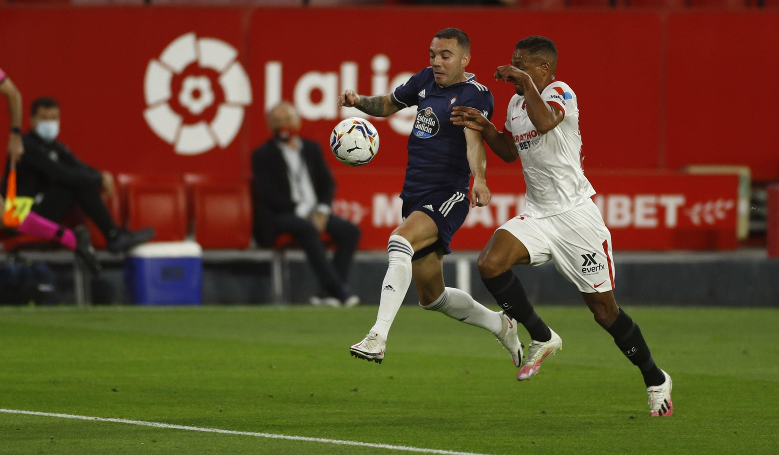 Fernando persigue sin éxito a Iago Aspas en el 1-2.