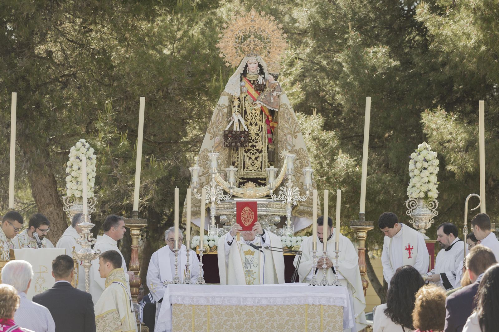 Misa de campaña frente a la parroquia del Cristo de la Sed con la Virgen del Carmen