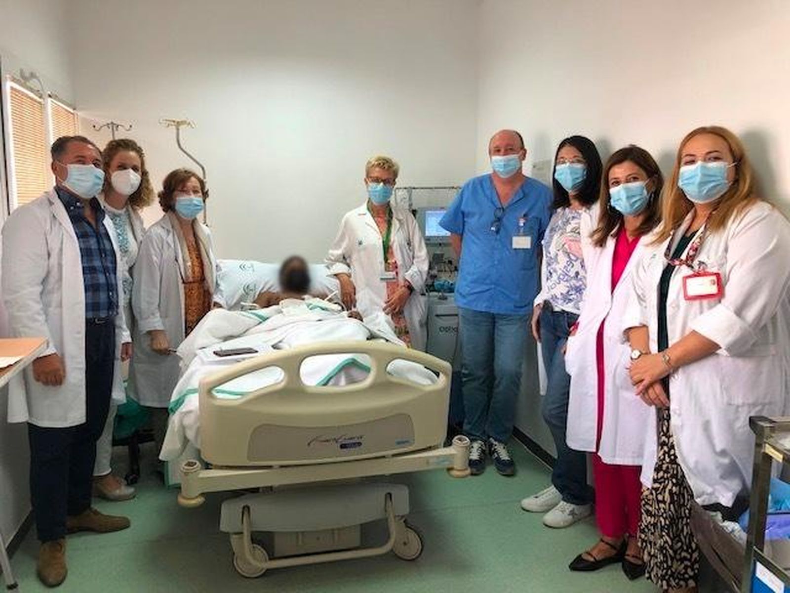 El equipo de profesionales sanitarios que trabaja en el proyecto junto a un paciente