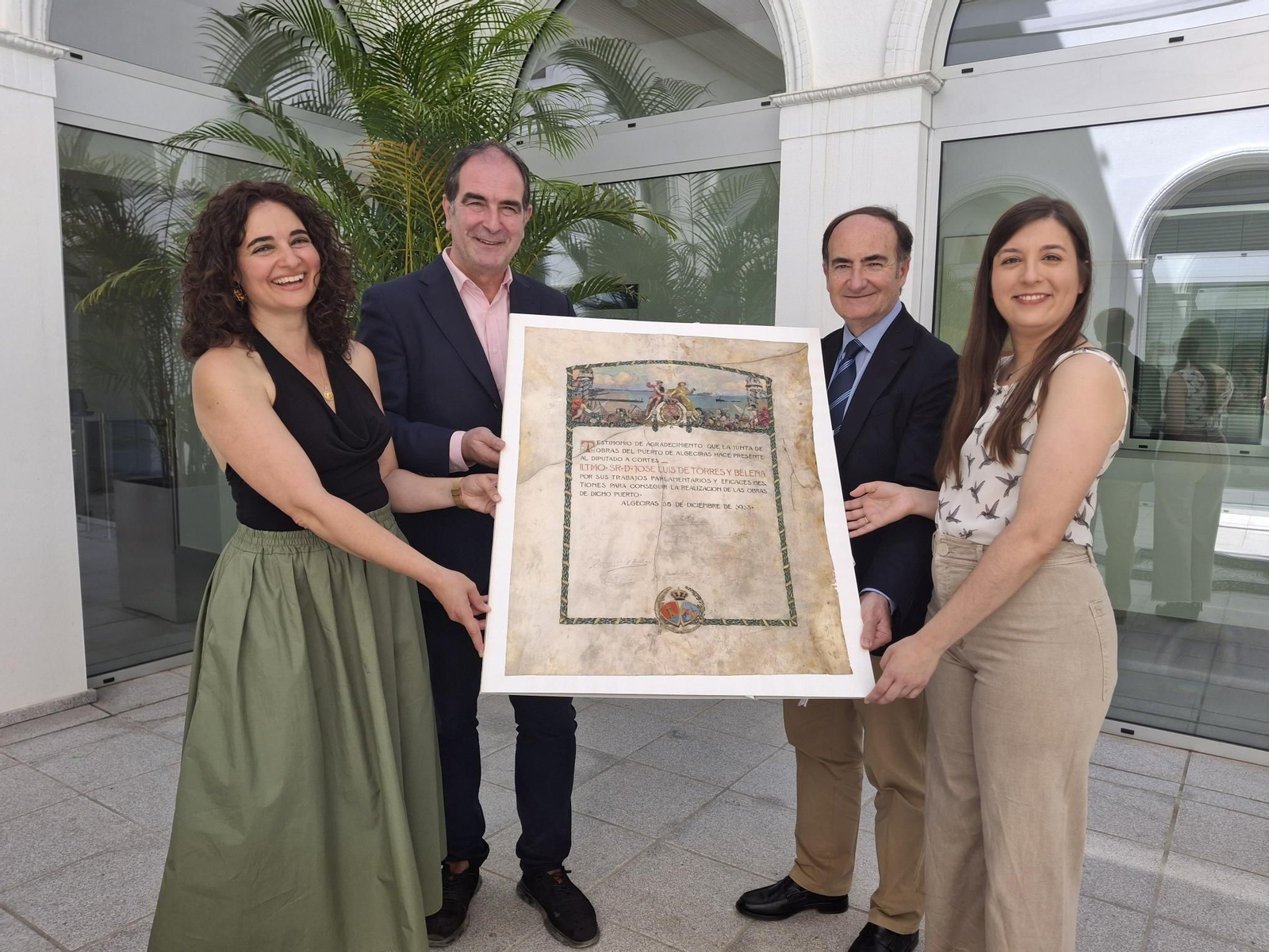 La Autoridad Portuaria restaura un valioso pergamino de 1913 que honraba al diputado José Luis de Torres y Beleña. La Autoridad Portuaria restaura un valioso pergamino de 1913 que honraba al diputado José Luis de Torres y Beleña.