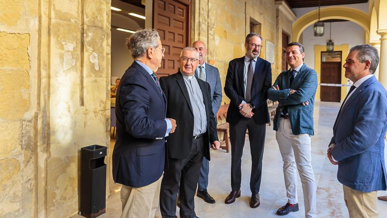Las autoridades y organizadores charlan antes de la rueda de prensa en el Palacio Episcopal.