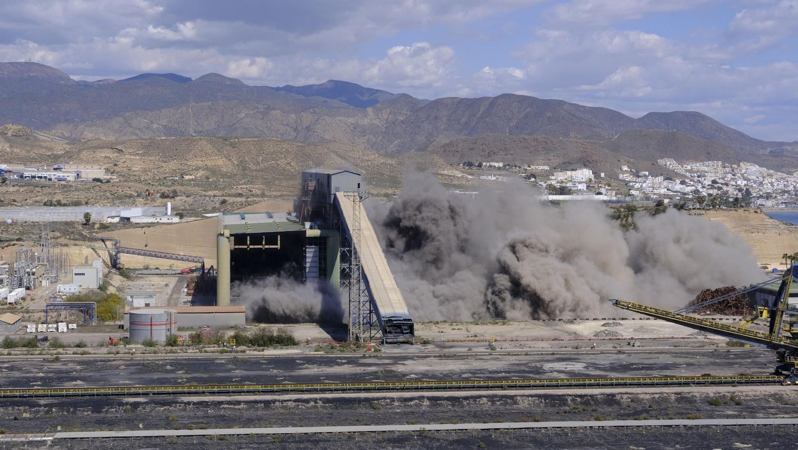 La voladura-demolición de la central térmica de Endesa en Carboneras, en imágenes
