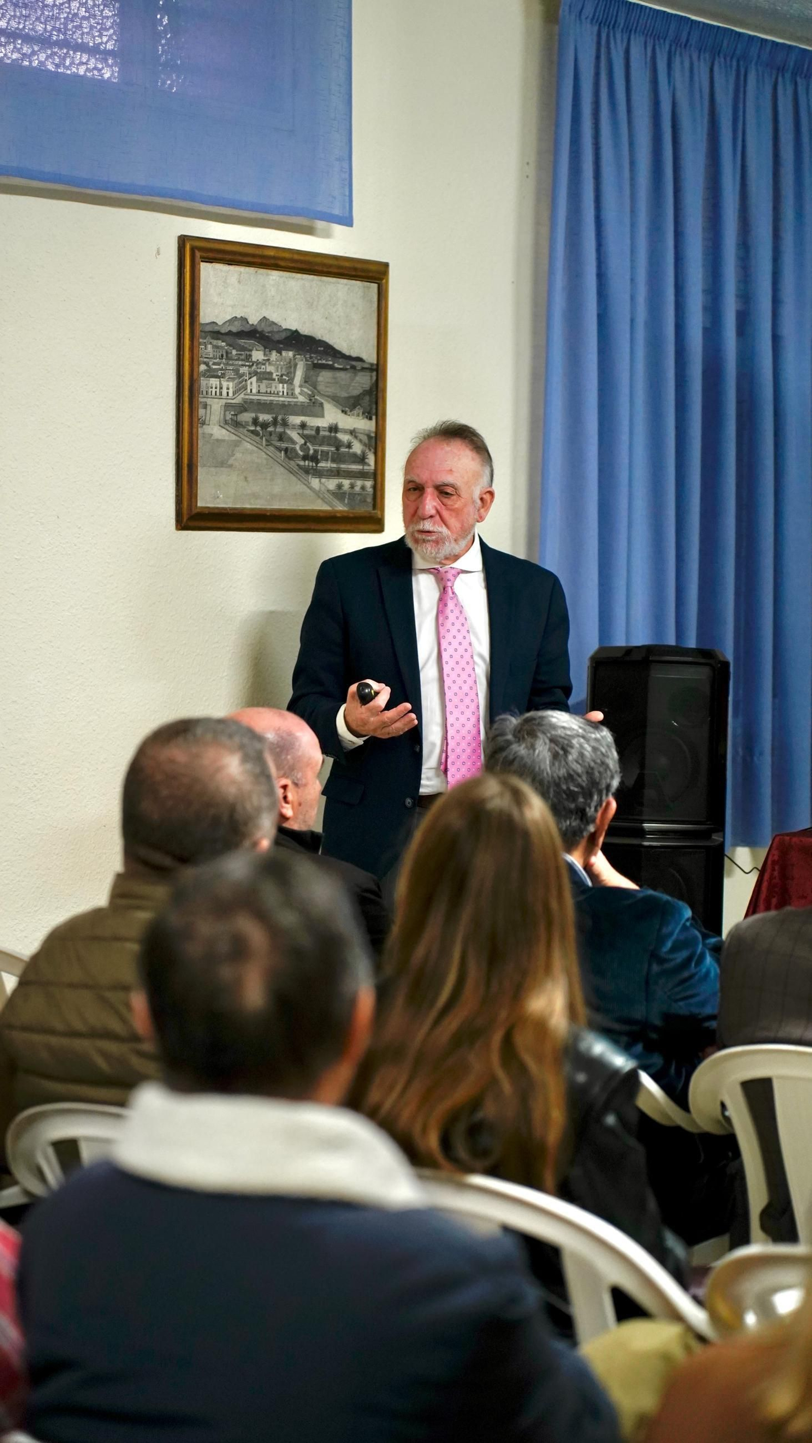 Fotos de la conferencia en Algeciras de Pablo Antonio Fernández sobre los Espacios Marítimos del Estrecho
