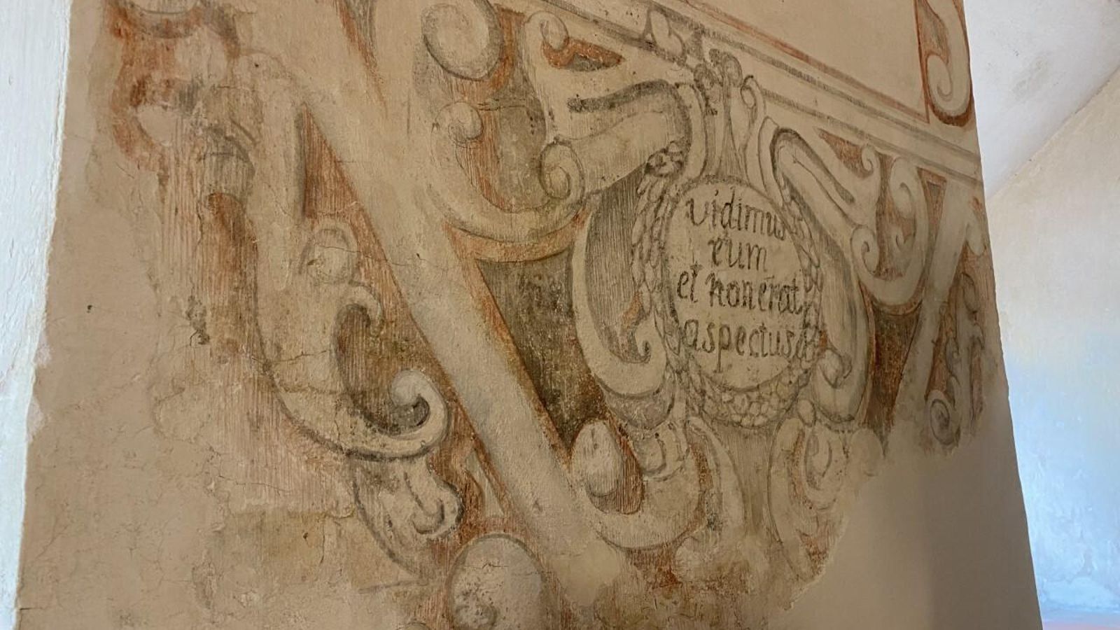 PIntura mural en la escalera.