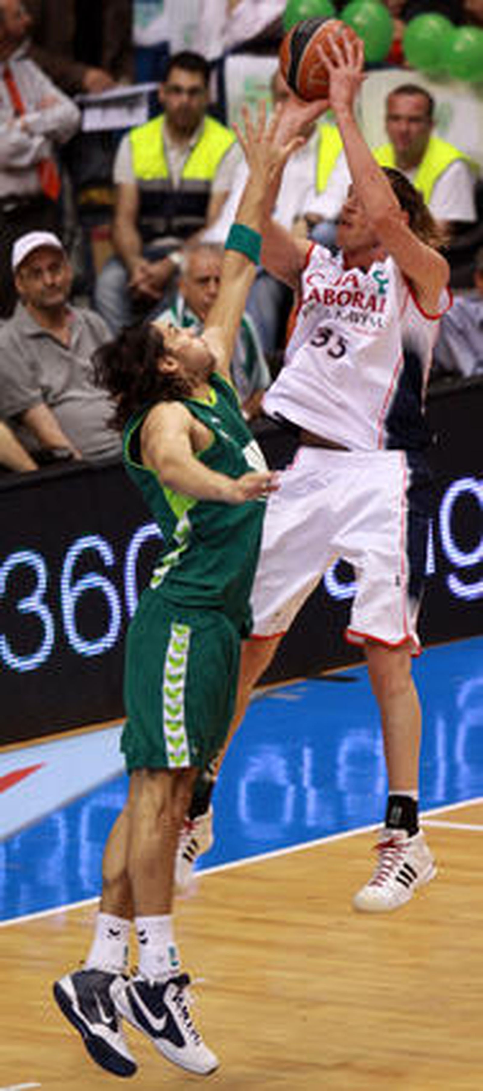 Los malagueños firman un 12-5 en la segunda vuelta y tras ganar al equipo vitoriano (70-62) consiguen el deseado quinto puesto


Foto: Migue fernandez