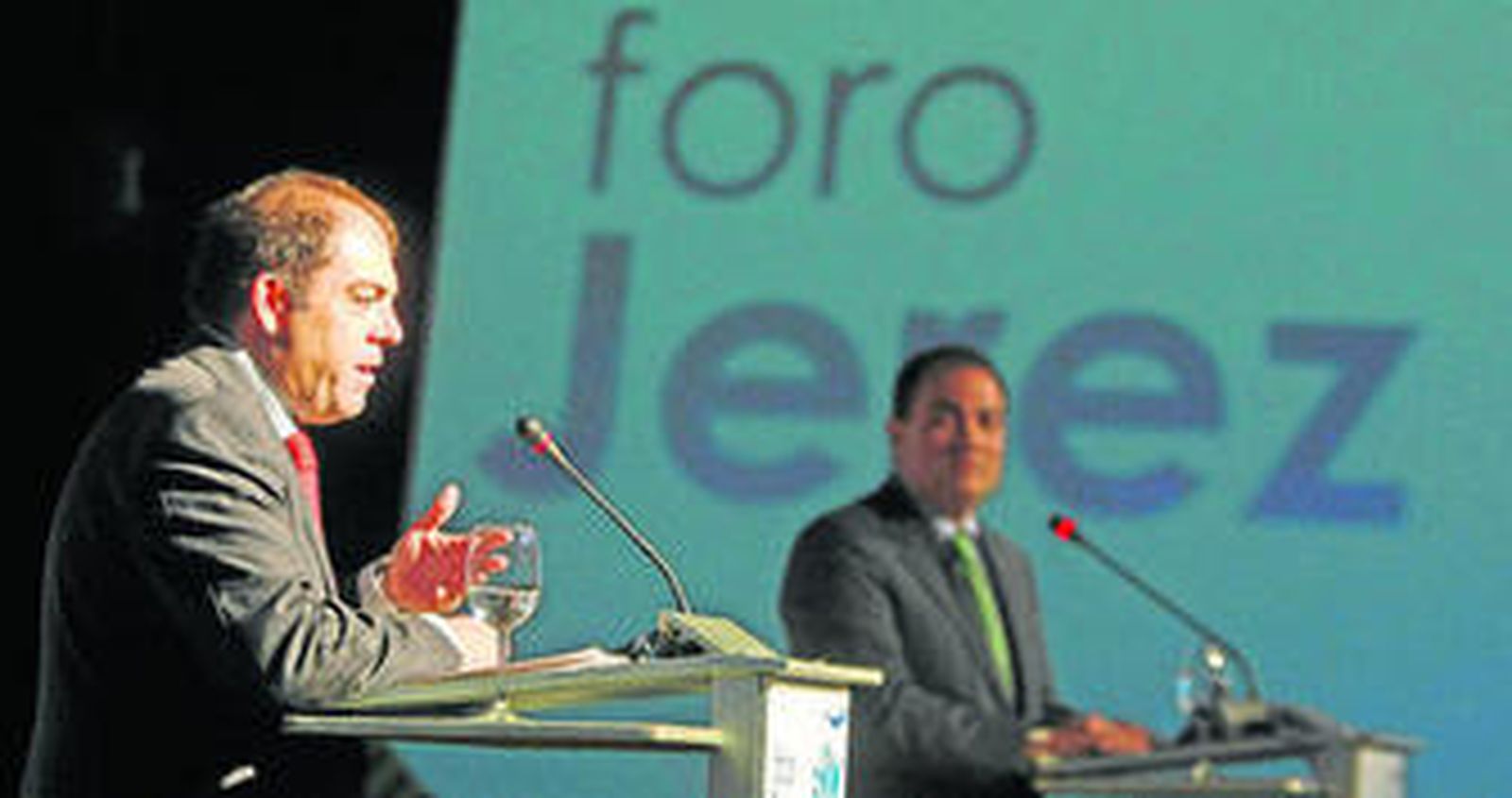 Amor contestando a las preguntas formuladas por el público junto a David Fernández.