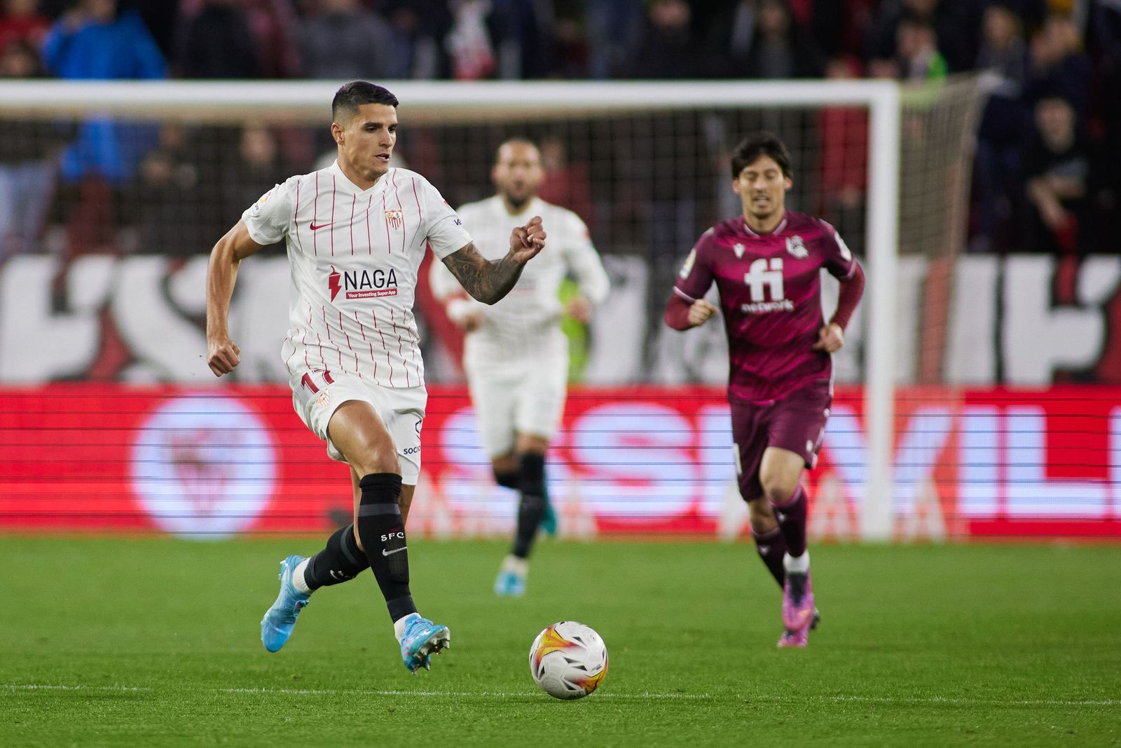 Lamela conduce la pelota con Silva al fondo.