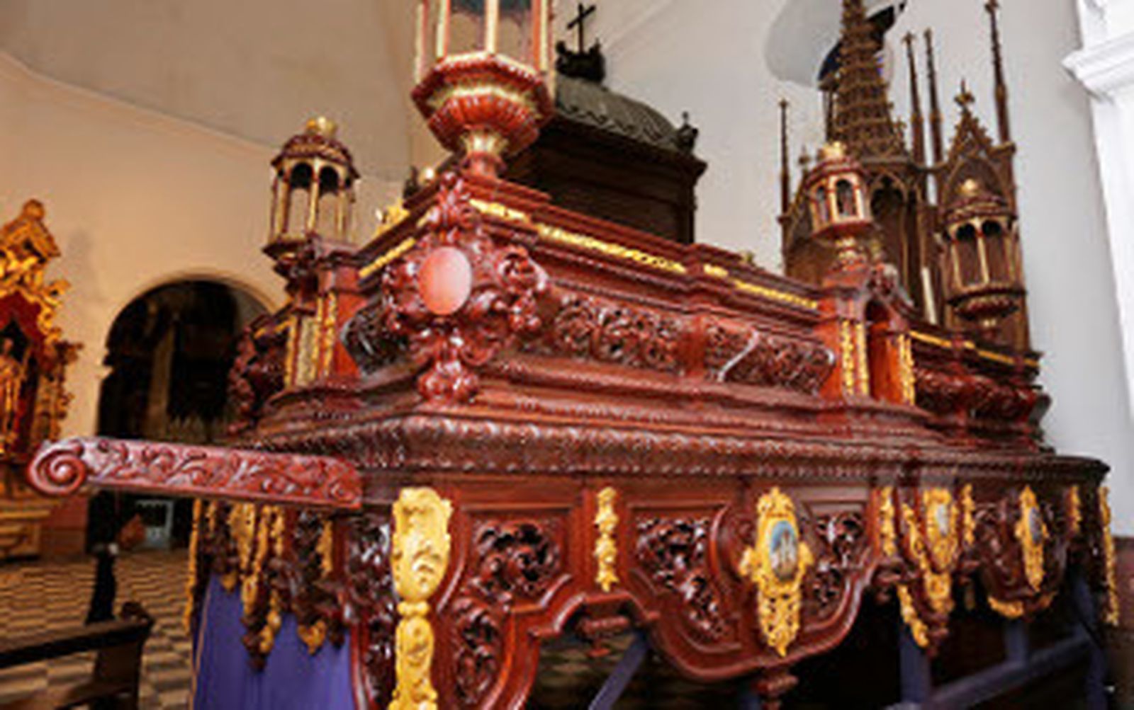 El Nazareno del Amor mejora su paso de misterio