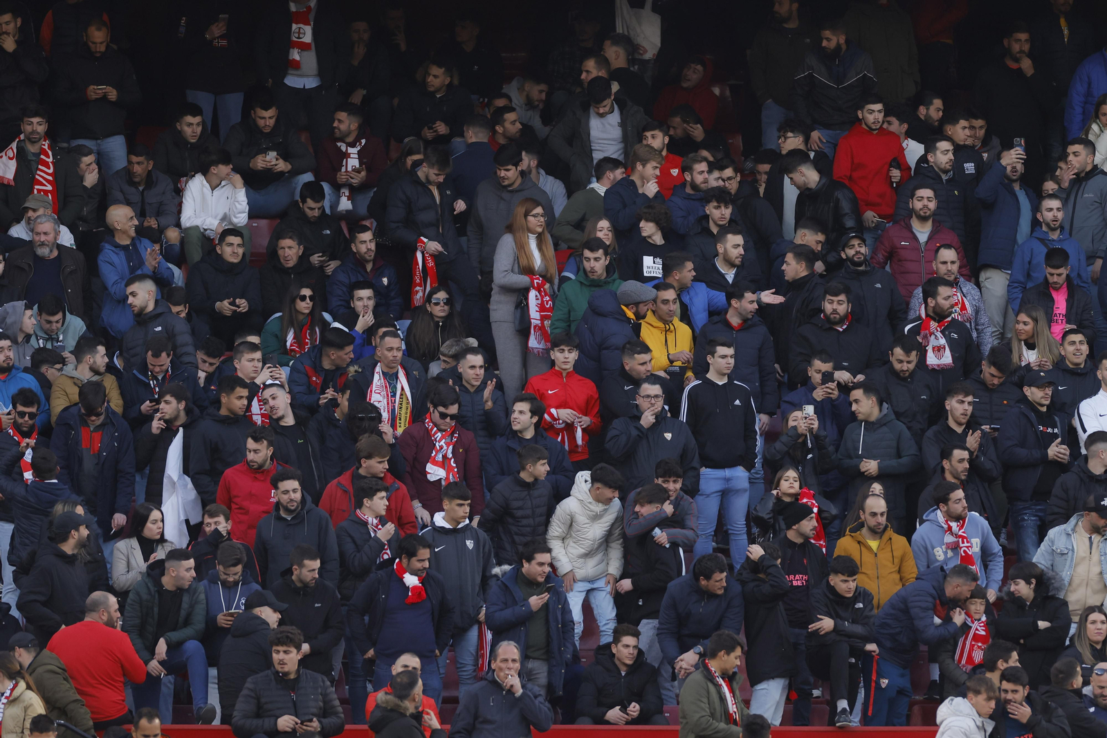 Búscate en las fotos del Sevilla-Elche