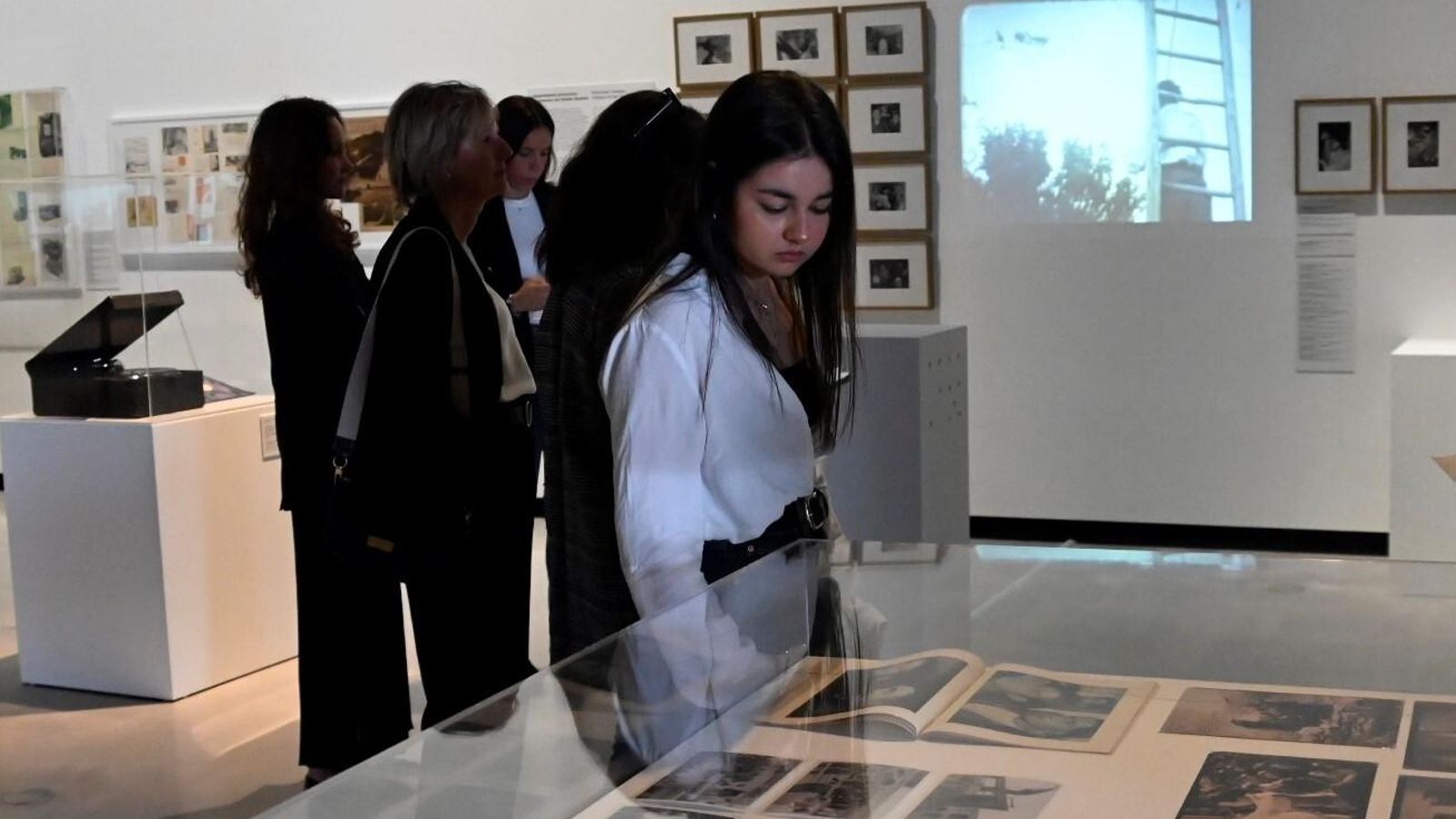 Una espectadora contempla la documentación mostrada en la exposición.