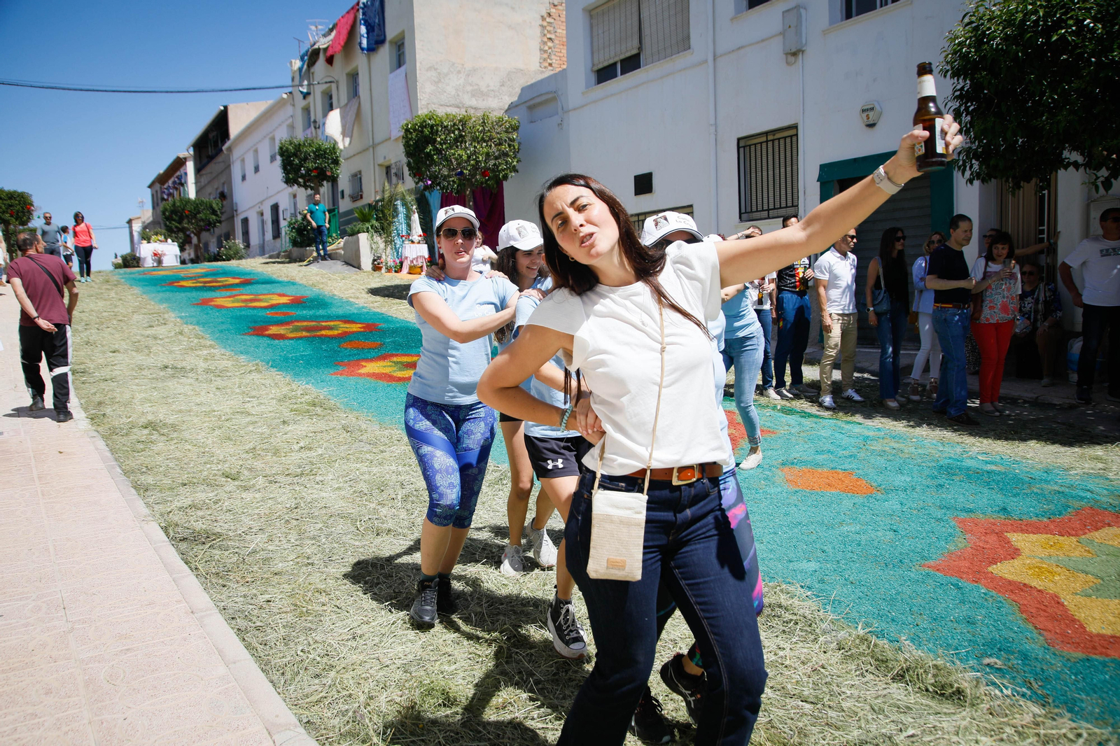 Así es la gran alfombra de serrín para que levite la Virgen de Fátima de Tíjola