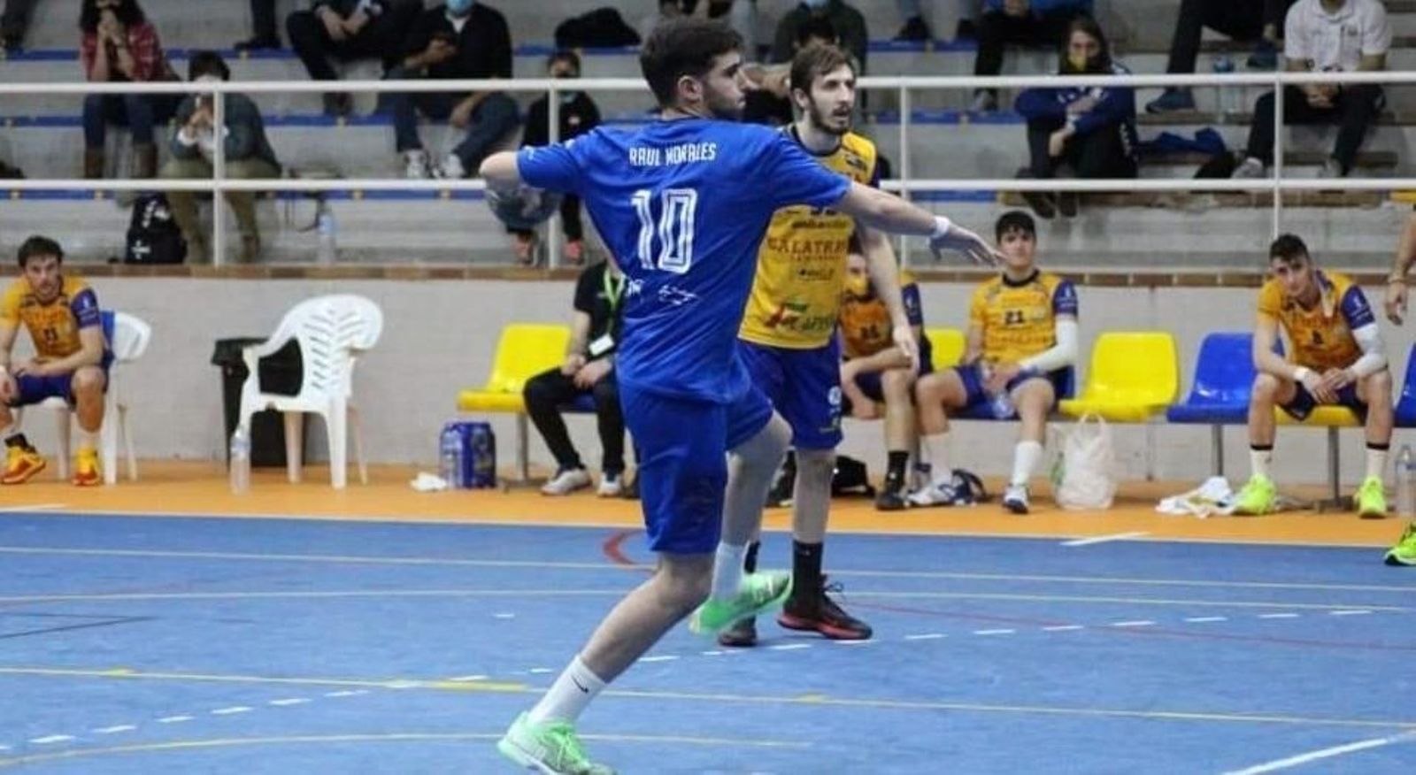 Raúl Morales lanza a portería durante un partido con el Ars.