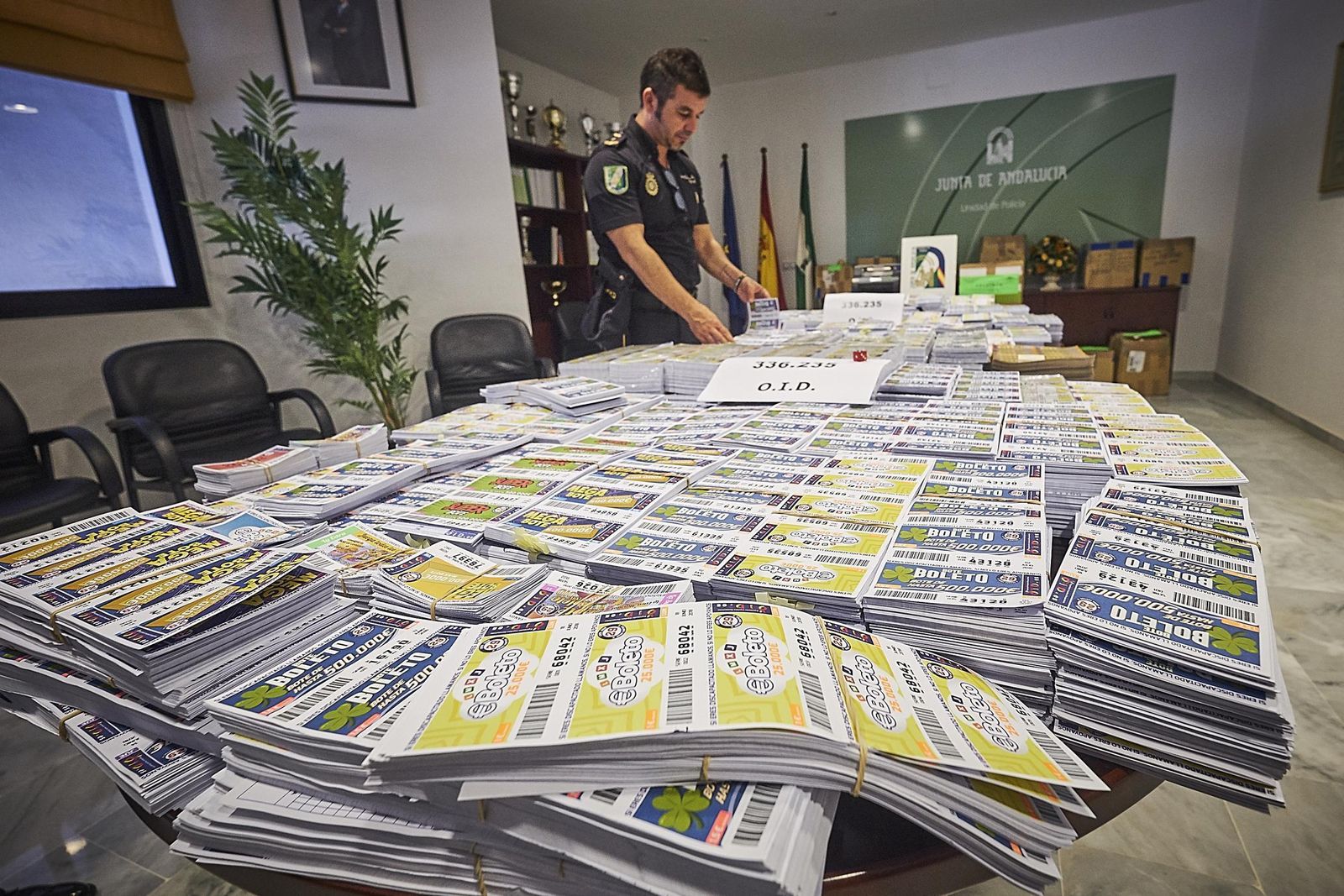 Algunos de los miles de boletos incautados la pasada semana a la OID en una operación llevada a cabo por la Policía Autonómica.