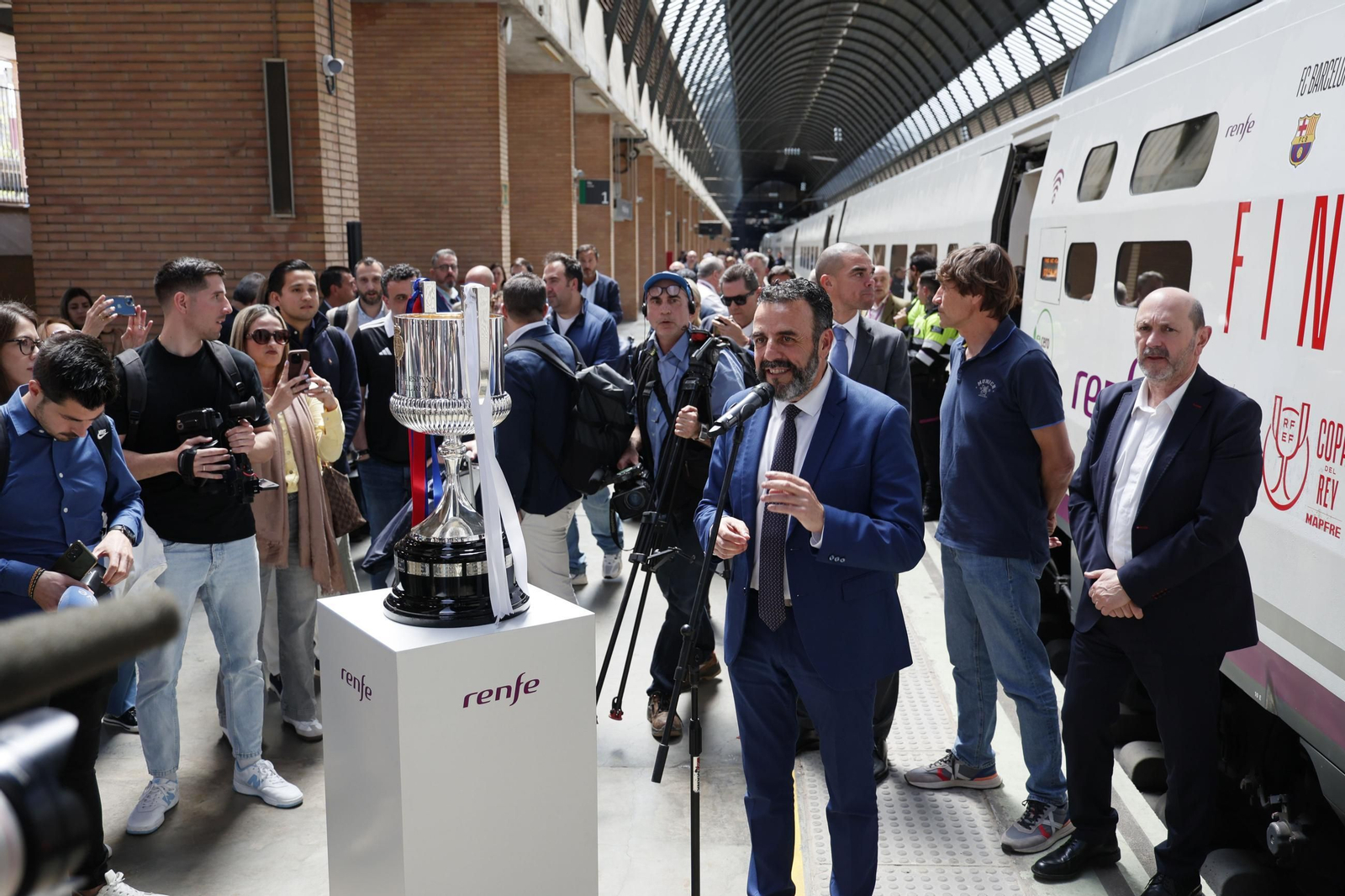 Las imágenes de la llegada de la Copa del Rey a Sevilla