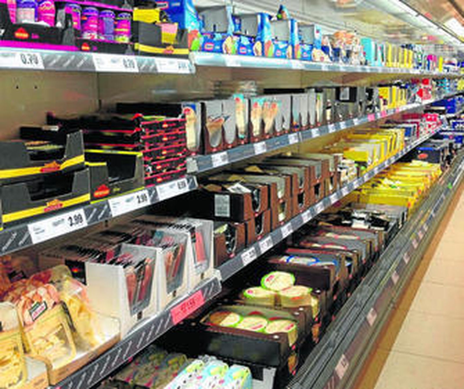 Sección de lácteos de un supermercado.