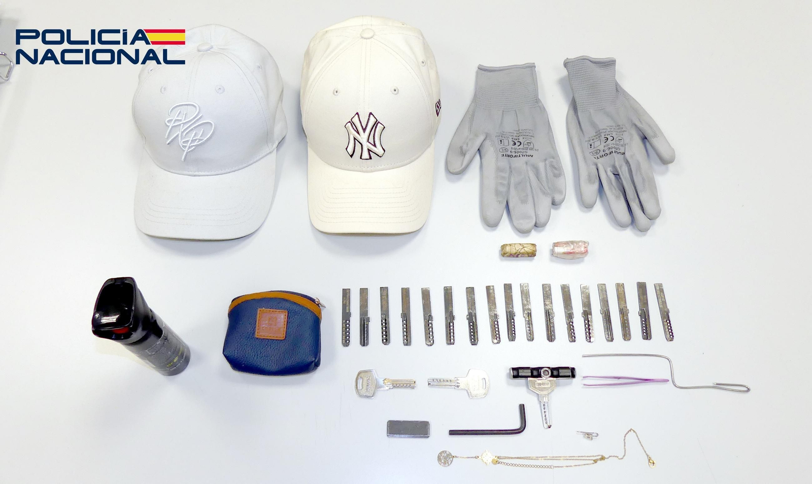 Material incautado durante la operación policial.
