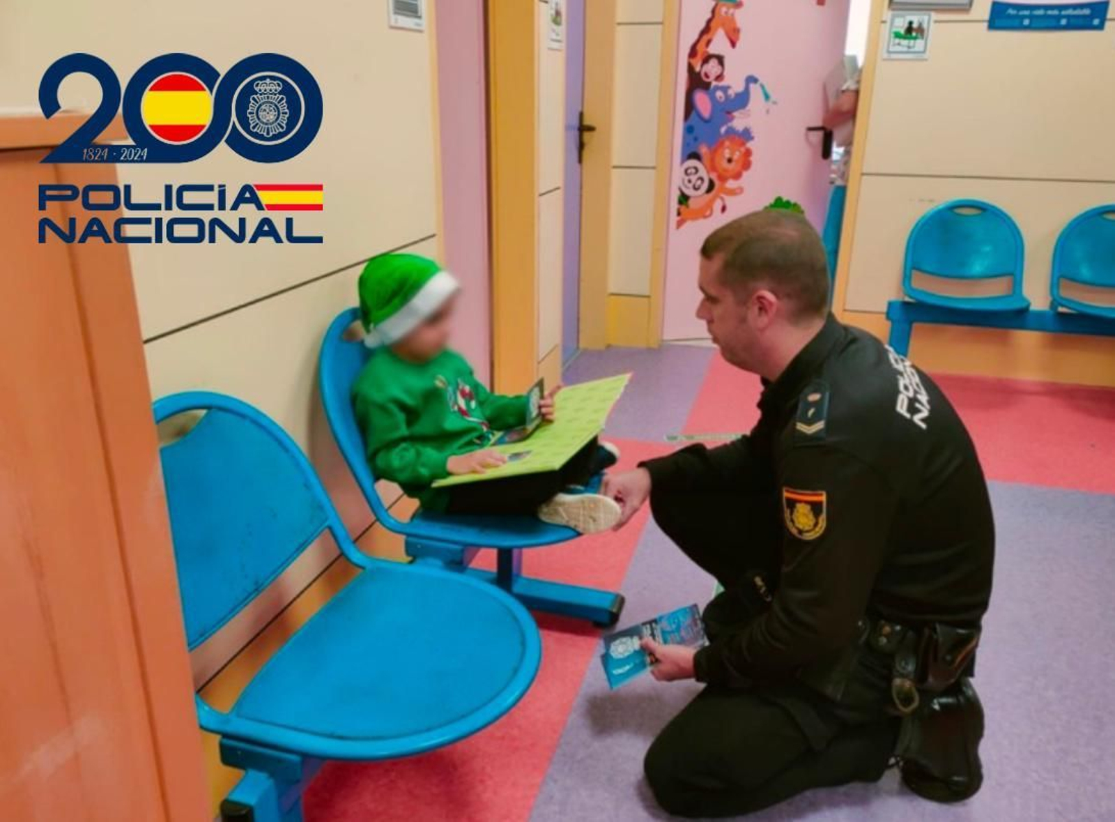 Visita de la Policía Nacional a los niños del Hospital Universitario de Poniente.