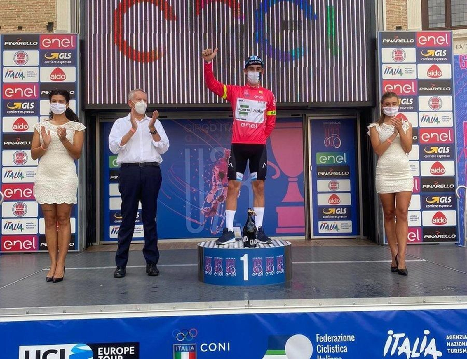 Alejandro Ropero posa con la 'Maglia' rosa en el Giro sub 23.