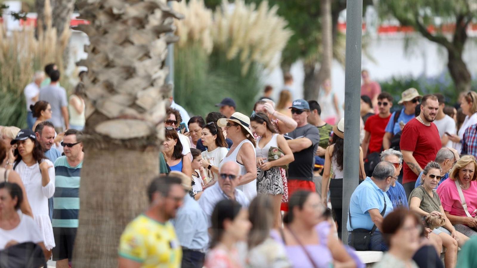 Imagen de la multitud de personas esperando la cola para la firma de pósters de la Patrulla Águila