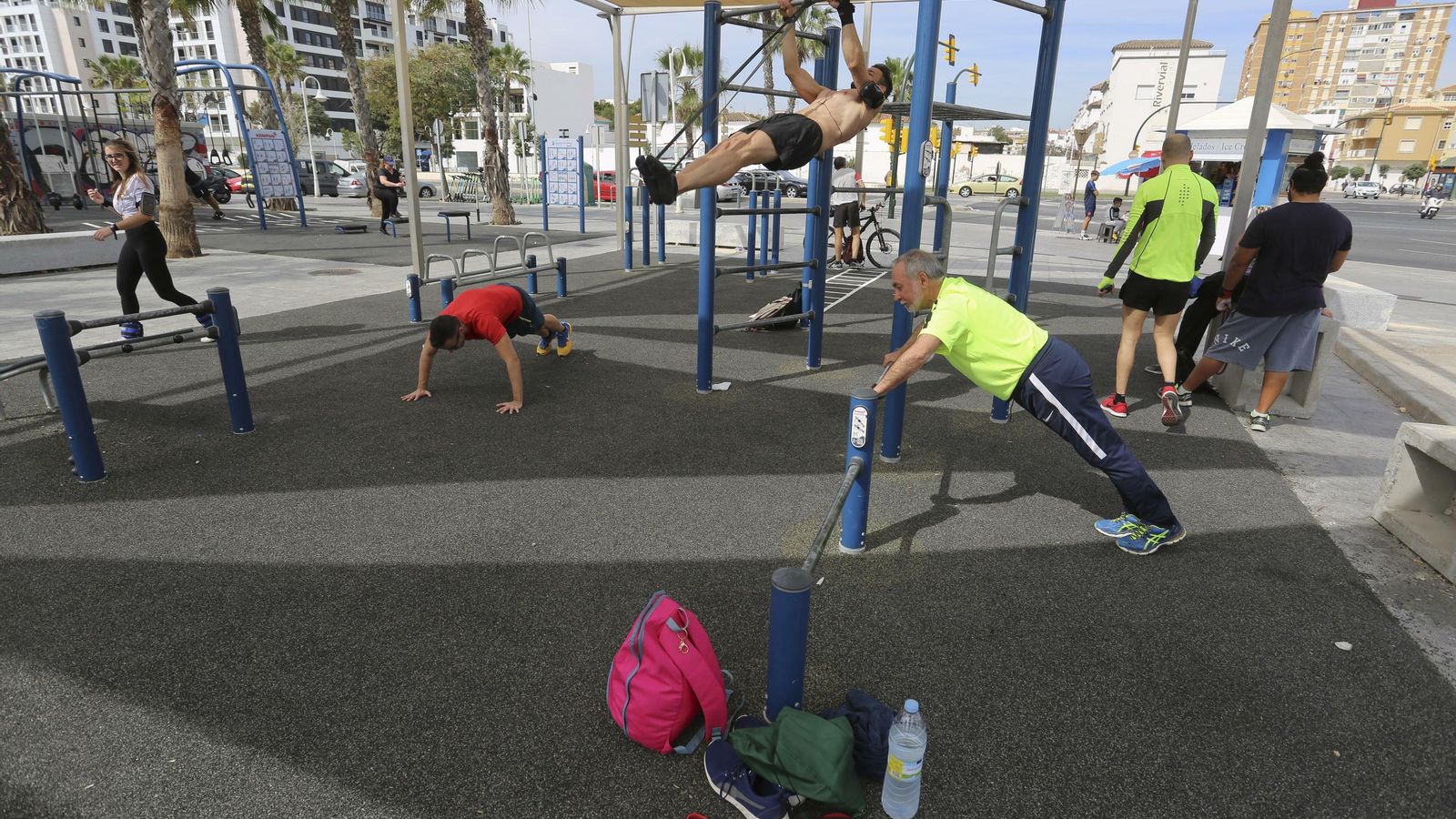 Un grupo de personas haciendo deporte en el paseo marítimo.