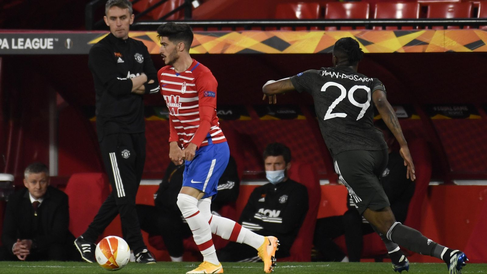 Neva controla el balón