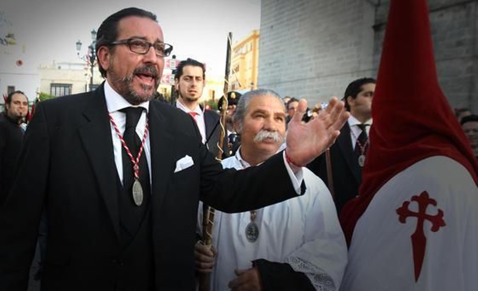 El capitán. Martín Gómez, el capataz del paso de misterio del Prendimiento, da órdenes a su cuadrilla a su paso por la plaza de Santiago.

Foto: Miguel Ángel González
