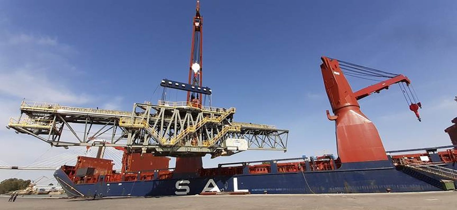 Carga en el Puerto de parte de las nueve estructuras metálicas del cargadero de cereales fabricado en Sevilla para Canadá.