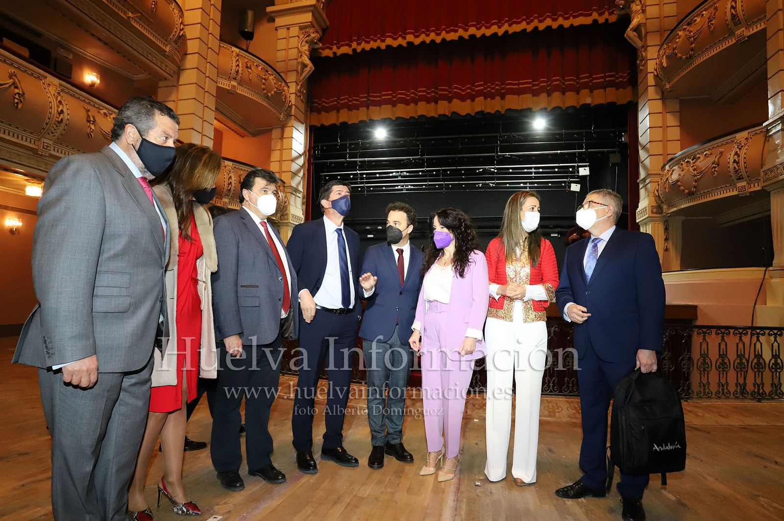 Imágenes de la visita a las obras en el Gran Teatro de Huelva del vicepresidente Juan Marín, acompañado de la consejera Rocío Ruiz y del alcalde Gabriel Cruz