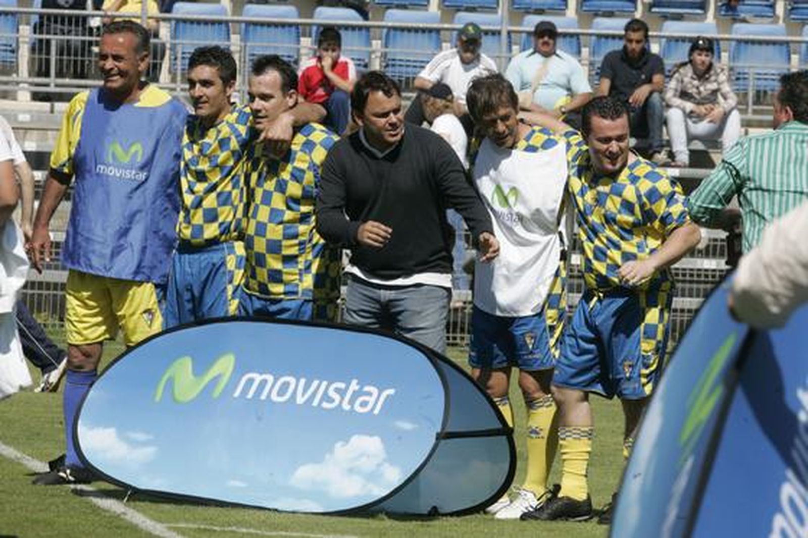 En el descanso dos leyendas como Chico Linares y Pepe Mejías participaron en un acto promocional de Movistar.

Foto: Jesus Marin