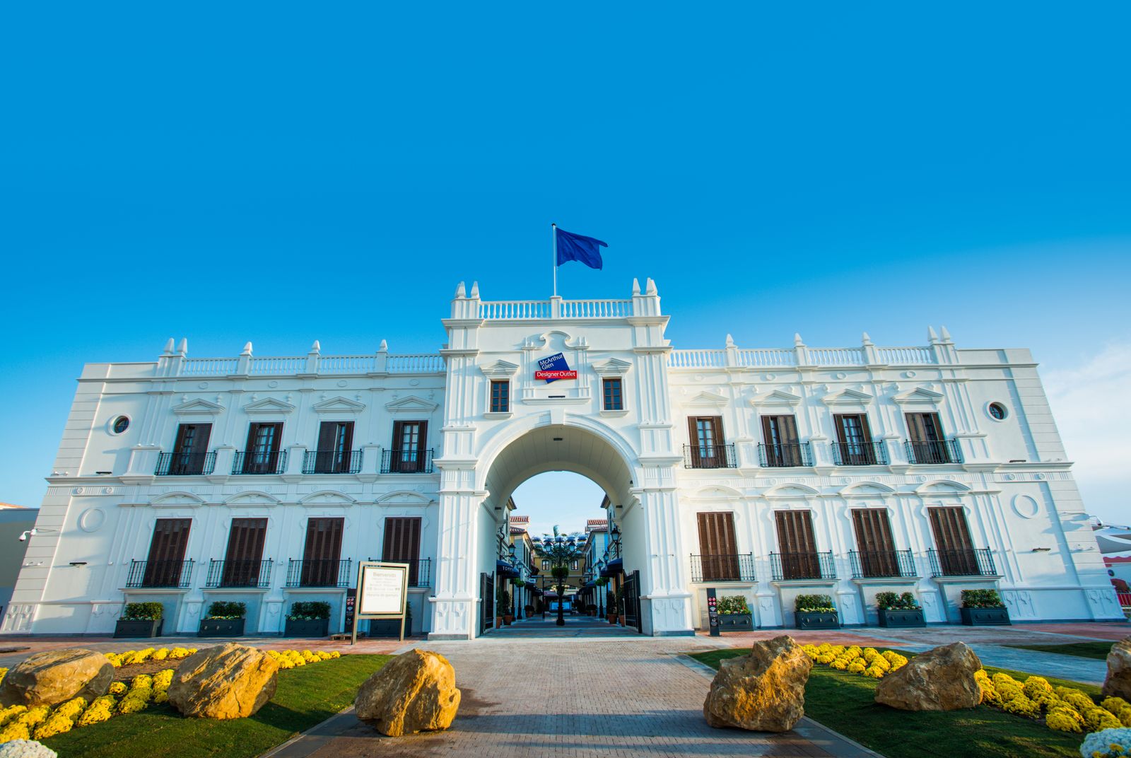 Fotos del 'outlet' del Plaza Mayor en Málaga