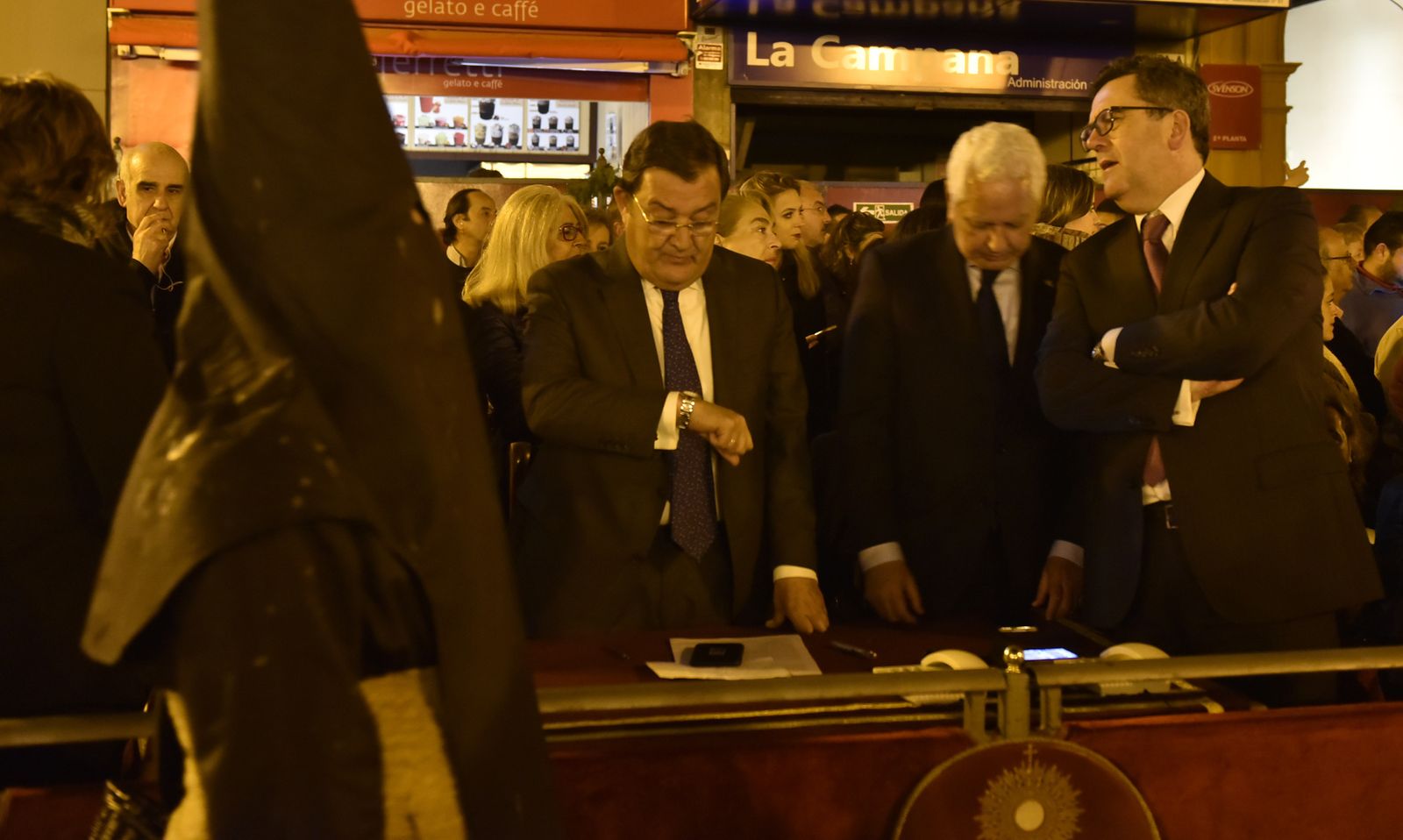 El presidente del Consejo, Joaquín Sainz de la Maza, en el palquillo de la Campana la pasada Madrugada.