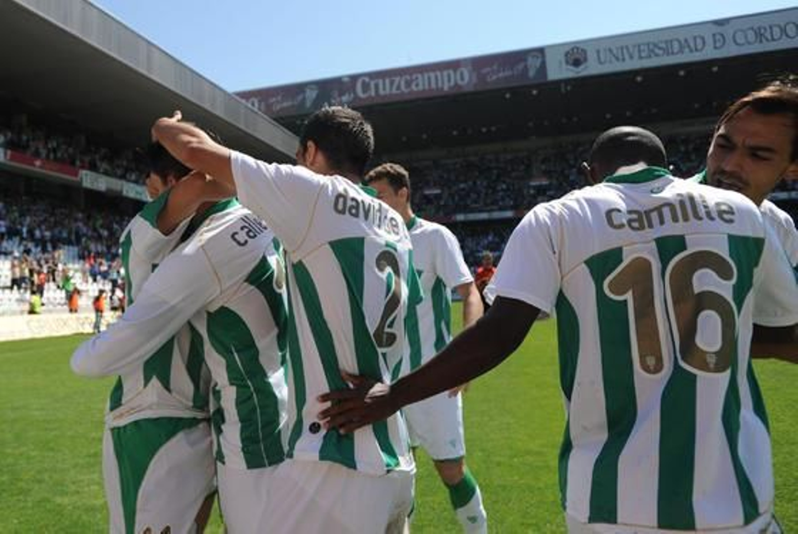 Los jugadores del Córdoba celebran el gol local. / José Martínez