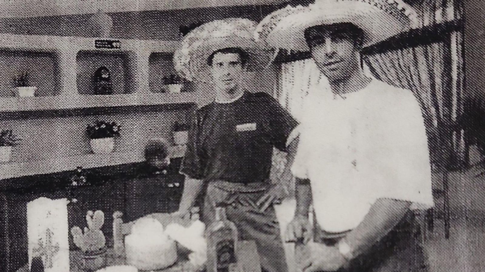 Juan y Santiago abrieron en 1995 el restaurante. Juan y Santiago abrieron en 1995 el restaurante.