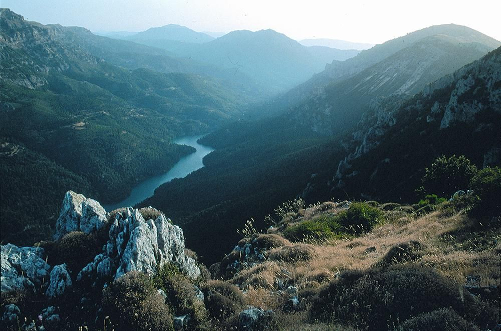 Paisajes que parecen sacados de un cuento te están esperando en la sierra mágica.