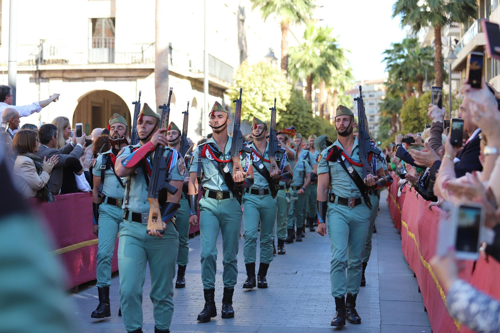 Recibimiento a la Legión en las calles del centro de Huelva