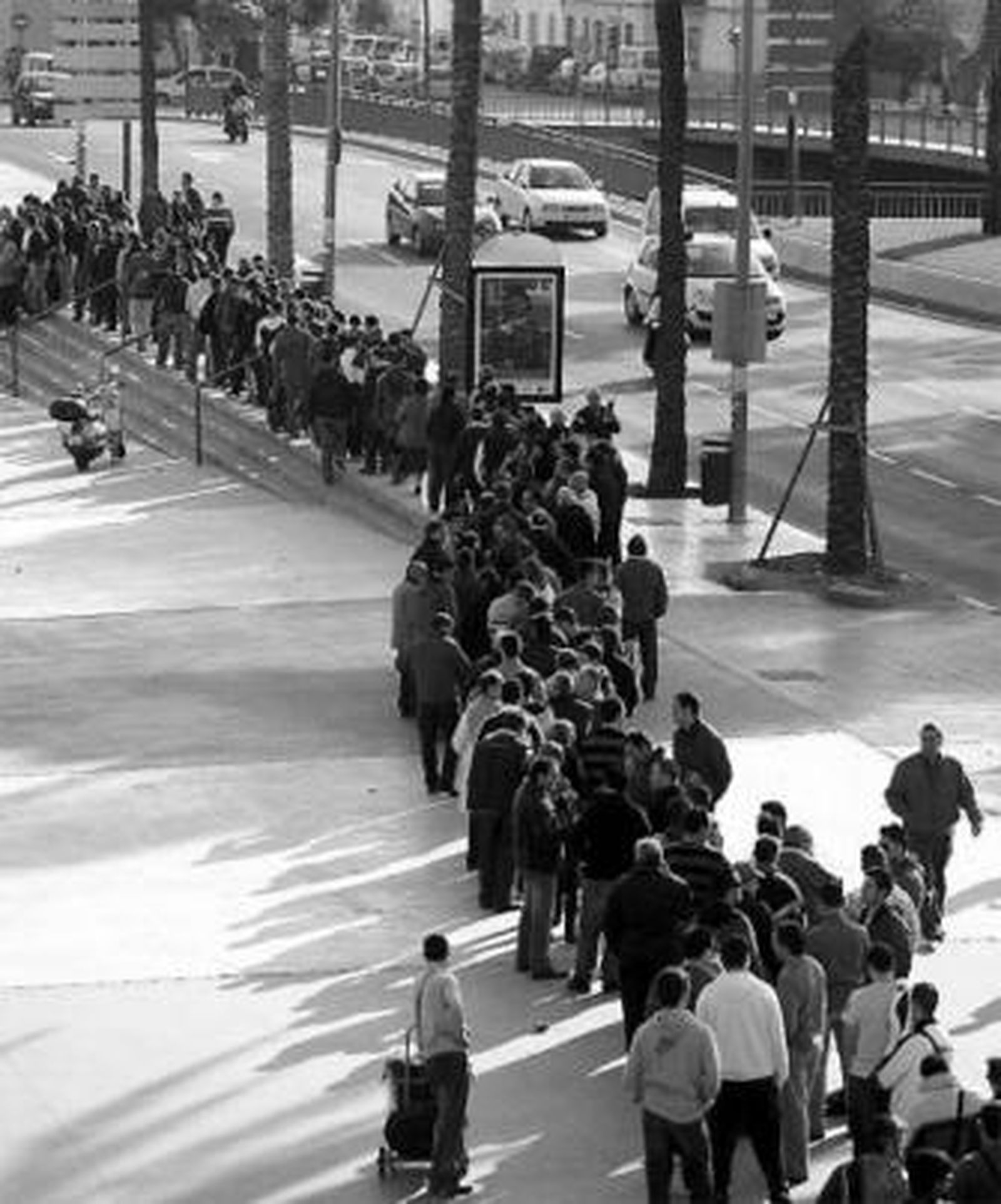 1. Vista aérea de la cola formada a principios de la mañana en la fachada principal del estadio blanquiazul. 2. Un aficionado muestra orgulloso sus entradas recién sacadas