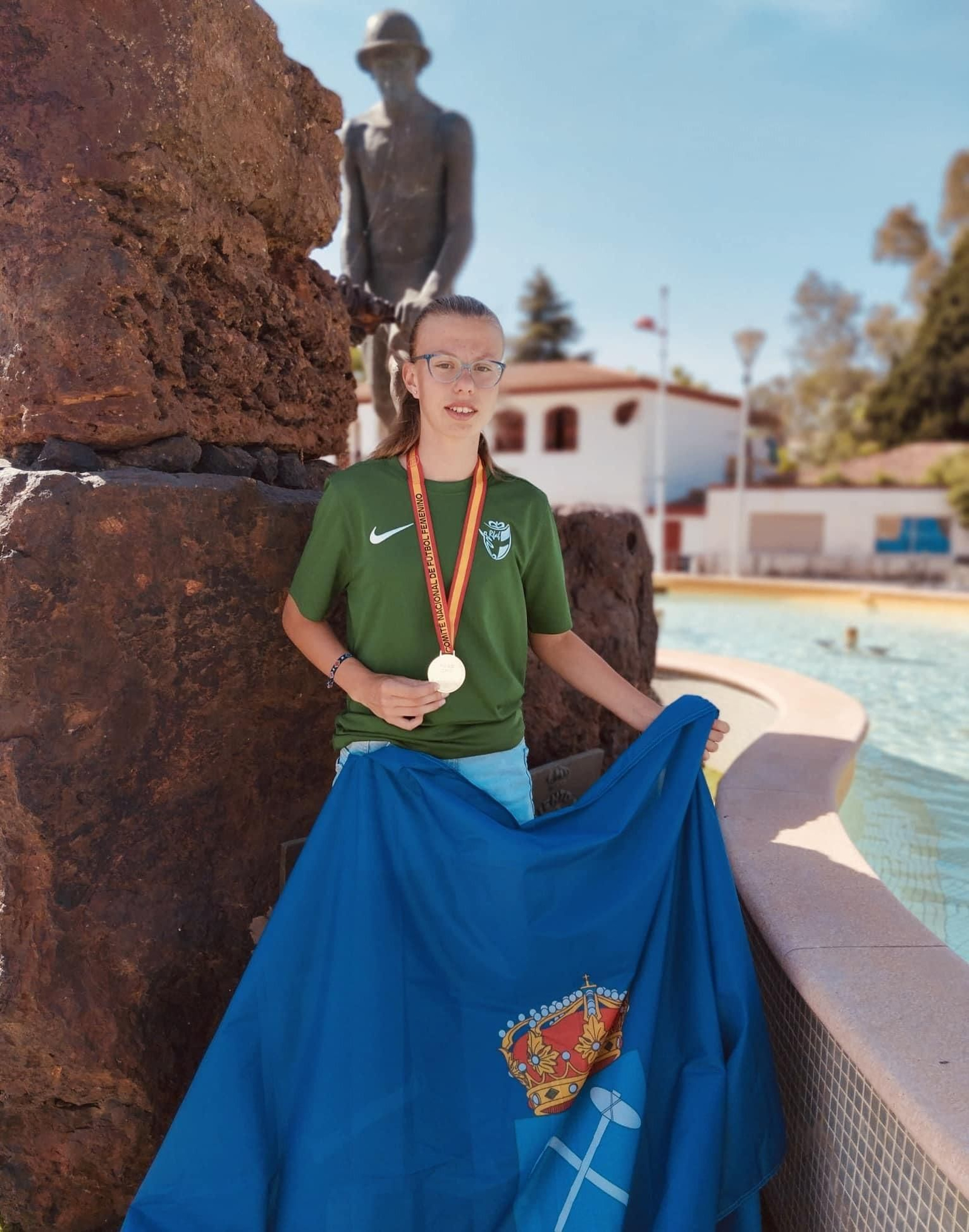 María Vizcaíno posa con la medalla de plata conseguida con Andalucía.