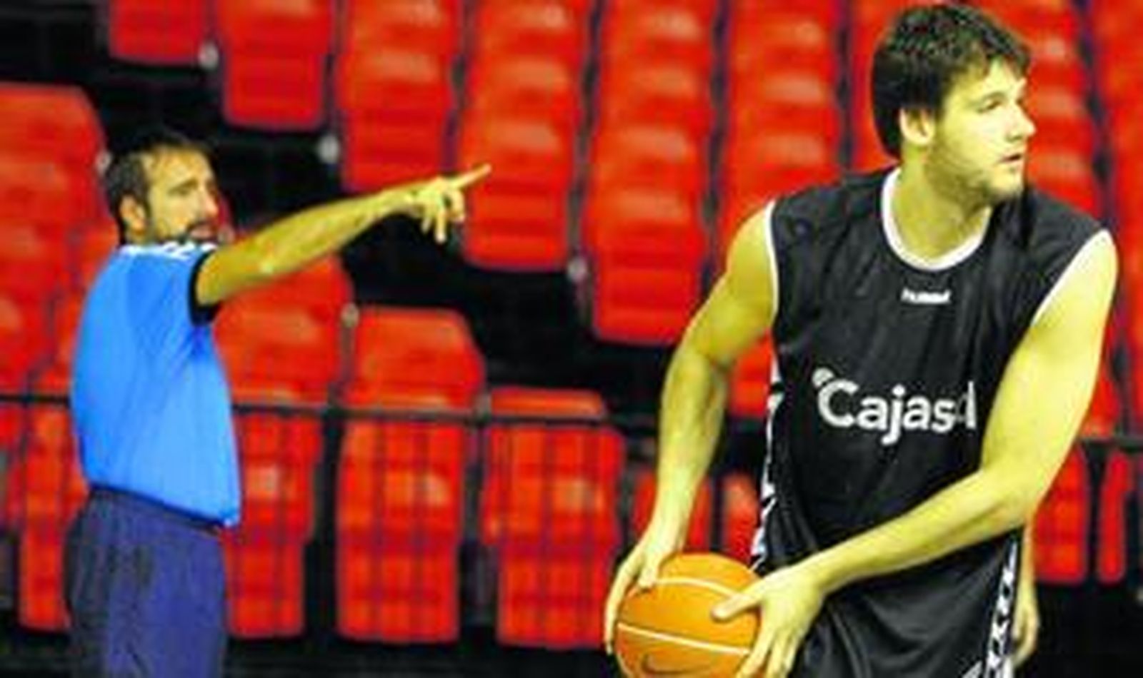 Joan Plaza dirige el entrenamiento de su equipo con Ivanov en primer término.