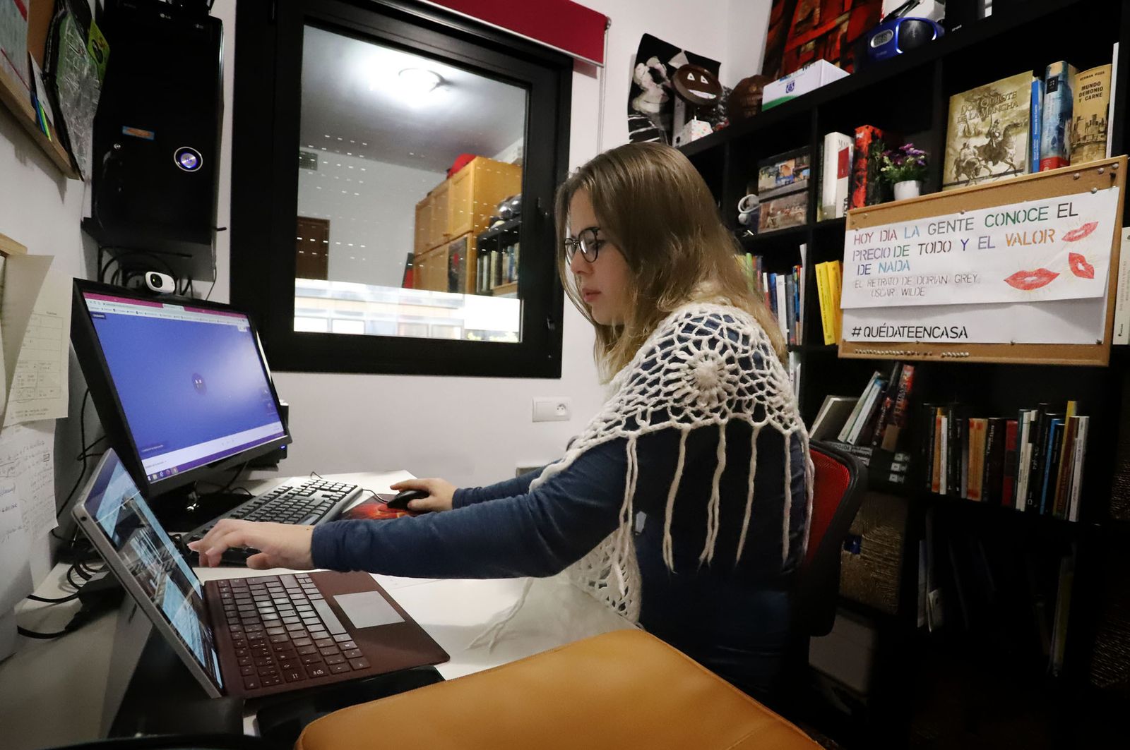 Una profesora de instituto dando clases por videoconferencia en Huelva.