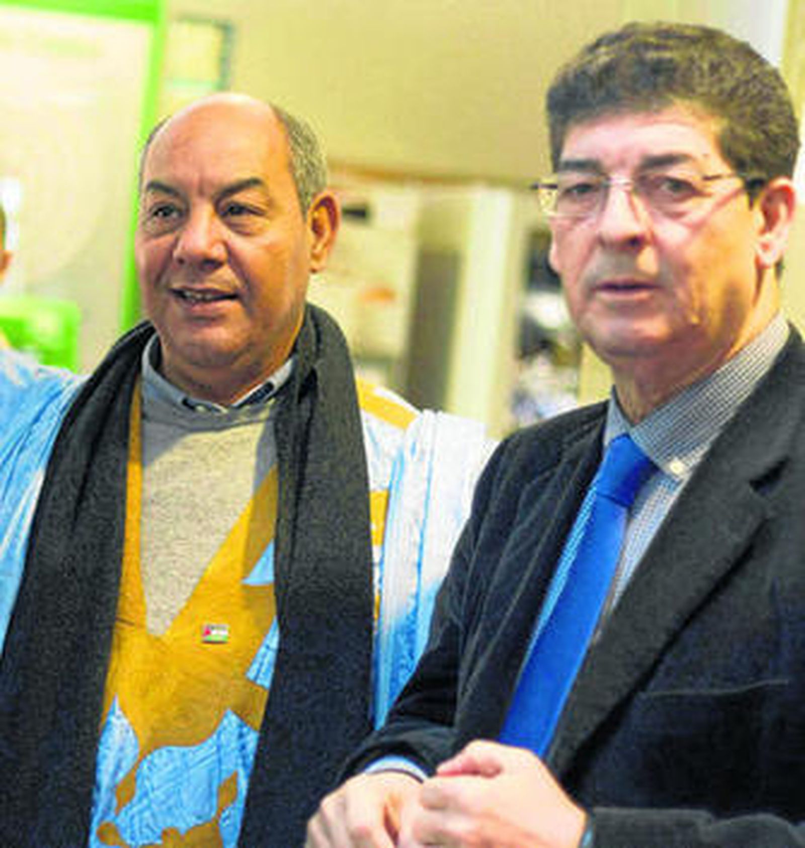 Diego Valderas, ayer en Jerez, junto a Abidin Bucharaya, delegado en Andalucía del Frente Polisario.